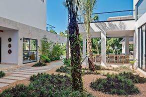 Contemporary 5 BR Luxury Golf Villa w Large Pool