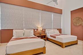 Contemporary 5 BR Luxury Golf Villa w Large Pool