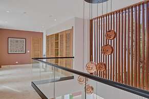 Contemporary 5 BR Luxury Golf Villa w Large Pool