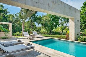 Contemporary 5 BR Luxury Golf Villa w Large Pool
