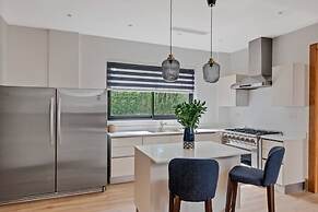 Contemporary 5 BR Luxury Golf Villa w Large Pool