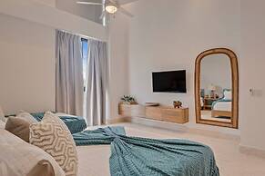 Contemporary 5 BR Luxury Golf Villa w Large Pool