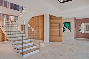 Contemporary 5 BR Luxury Golf Villa w Large Pool