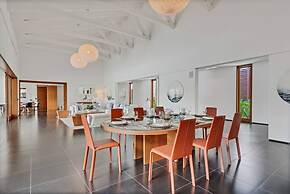 Beautifully-designed Contemporary Villa