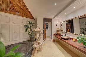 6 BR Beachfront Lush Oasis