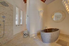 6 BR Beachfront Lush Oasis