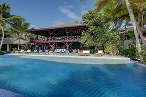 6 BR Beachfront Lush Oasis
