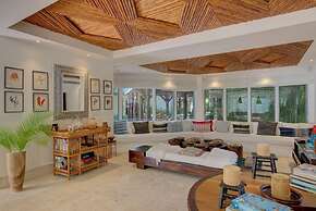 6 BR Beachfront Lush Oasis