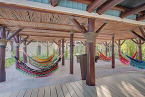 6 BR Beachfront Lush Oasis