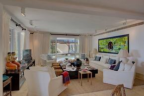6 BR Beachfront Lush Oasis