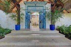 6 BR Beachfront Lush Oasis