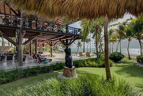 6 BR Beachfront Lush Oasis
