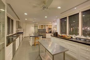 6 BR Beachfront Lush Oasis