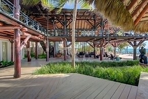 6 BR Beachfront Lush Oasis