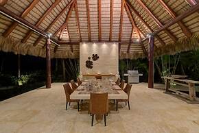 6 BR Beachfront Lush Oasis
