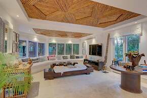 6 BR Beachfront Lush Oasis
