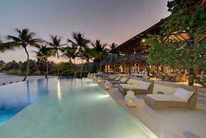 6 BR Beachfront Lush Oasis