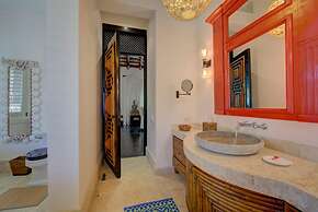6 BR Beachfront Lush Oasis