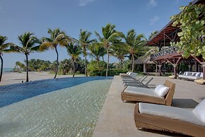 6 BR Beachfront Lush Oasis