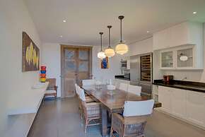 6 BR Beachfront Lush Oasis