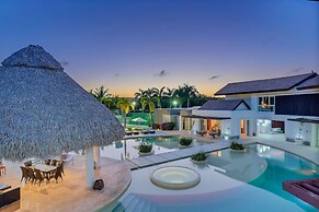 Luxurious 8-bedroom Dreamy Villa