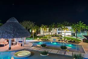 Luxurious 8-bedroom Dreamy Villa