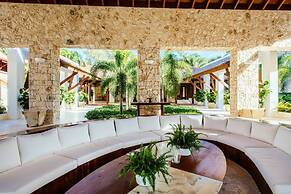 Beachfront Estate w Pool Elevator Chef Butler
