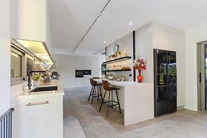 Famous Baan Bua Luxury Estate V238
