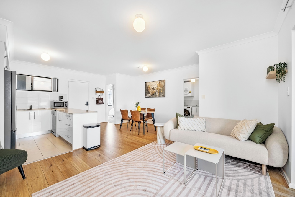 Stylish 2BR With Wi-fi 100 Mbps TV big 75 Inch