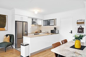 Stylish 2BR With Wi-fi 100 Mbps TV big 75 Inch