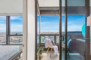 A Cozy & Modern 2BR Apartment, Fantastic Views
