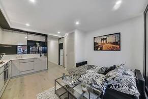 A Comfy 2BR Apt, 5-min Walk To Melbourne Central