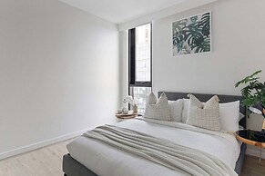 A Cozy 2BR Apt With Panoramic Views, Free Parking