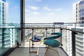 A Cozy 2BR Apt With Panoramic Views, Free Parking