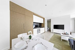 A Chic Apt With a Large Balcony Next to Grand Prix