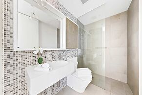 A Chic Apt With a Large Balcony Next to Grand Prix