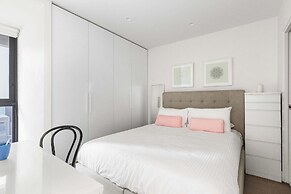 City View 2br, Free Parking, Bright & Central Apt