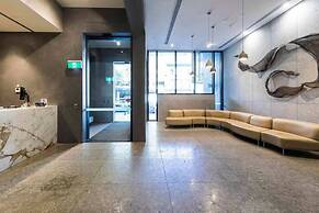 City View 2br, Free Parking, Bright & Central Apt