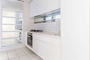 City View 2br, Free Parking, Bright & Central Apt
