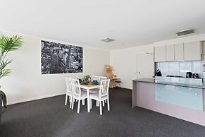 A Large 2BR Apt Near Crown, Sleeps 8, Free Parking