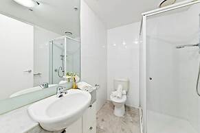 A Large 2BR Apt Near Crown, Sleeps 8, Free Parking