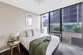 A Large 2BR Apt Near Crown, Sleeps 8, Free Parking