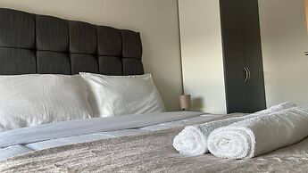 Apartment - Sleeps 4, Pets Allowed & Parking
