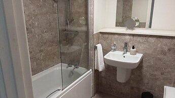 Apartment - Sleeps 4, Pets Allowed & Parking