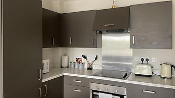 Apartment - Sleeps 4, Pets Allowed & Parking