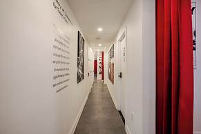 Theatre Hotel by Lodgo