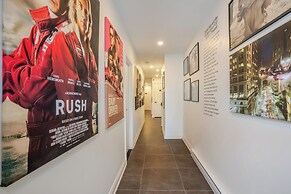 Theatre Hotel by Lodgo