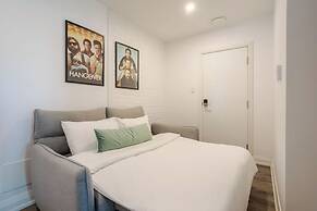 Theatre Hotel by Lodgo