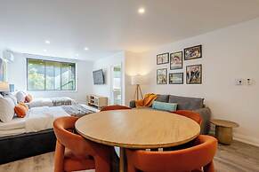Theatre Hotel by Lodgo