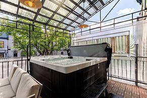 Theatre Hotel by Lodgo